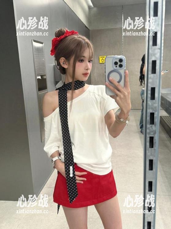 嗨，51吃瓜视频，首次官方恋爱直播，哎呀，这场子咋这么热闹呢？