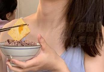 “91黑料网”真的是个让人上瘾的地方，误事了也要收藏！
