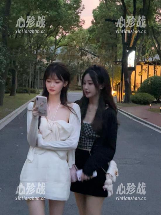 摸索着“九一吃瓜中心”的链接，仿佛能嗅到网络背后的那些事。