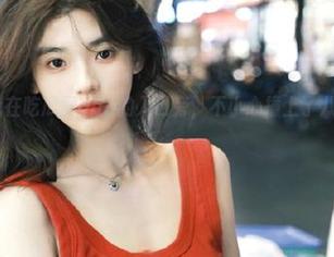 我在吃瓜网app的入口旁，不小心撞上了八卦的“人墙”。